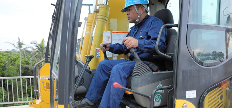 重機を運転している画像